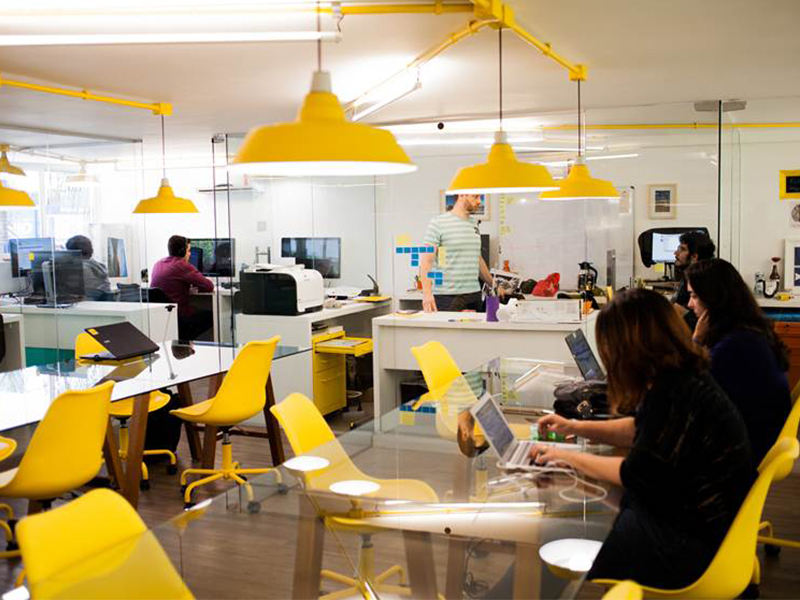 Thiết kế nội thất văn phòng sử dụng màu sắc nổi bật