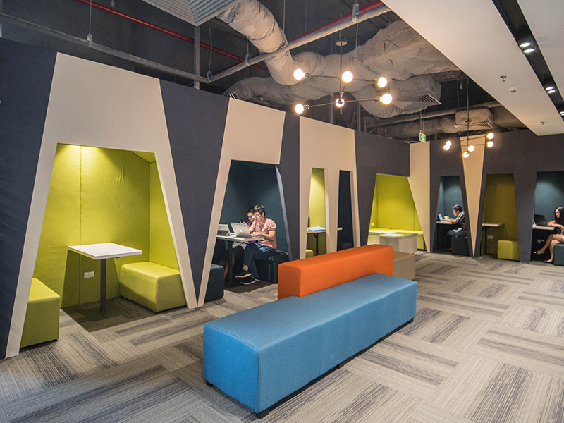 Năm 2024 đánh dấu sự chuyển đổi của các công ty trong việc thiết kế không gian văn phòng. Thiết kế không chỉ tập trung vào sự thoải mái và năng suất của nhân viên, mà còn phải đáp ứng nhu cầu tối ưu hóa không gian và tận dụng các phương tiện công nghệ mới nhất. Với những kiến trúc sư và nhà thiết kế tiên tiến của năm nay, không gian văn phòng của bạn sẽ tạo ra một ấn tượng mạnh mẽ với khách hàng và nhân viên.